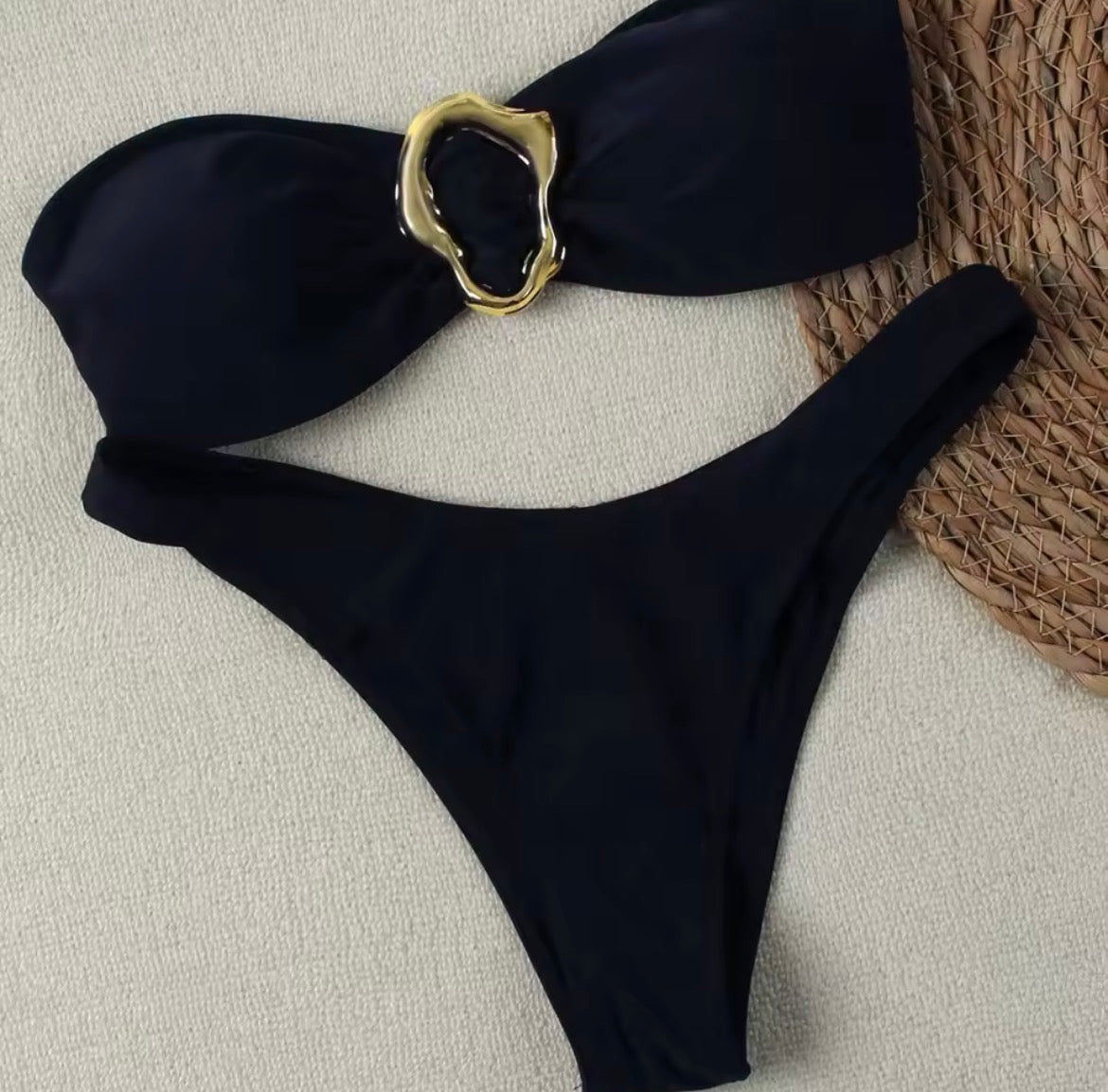 Collection Bikini Signature : Détails Or & Coupes Minimalistes