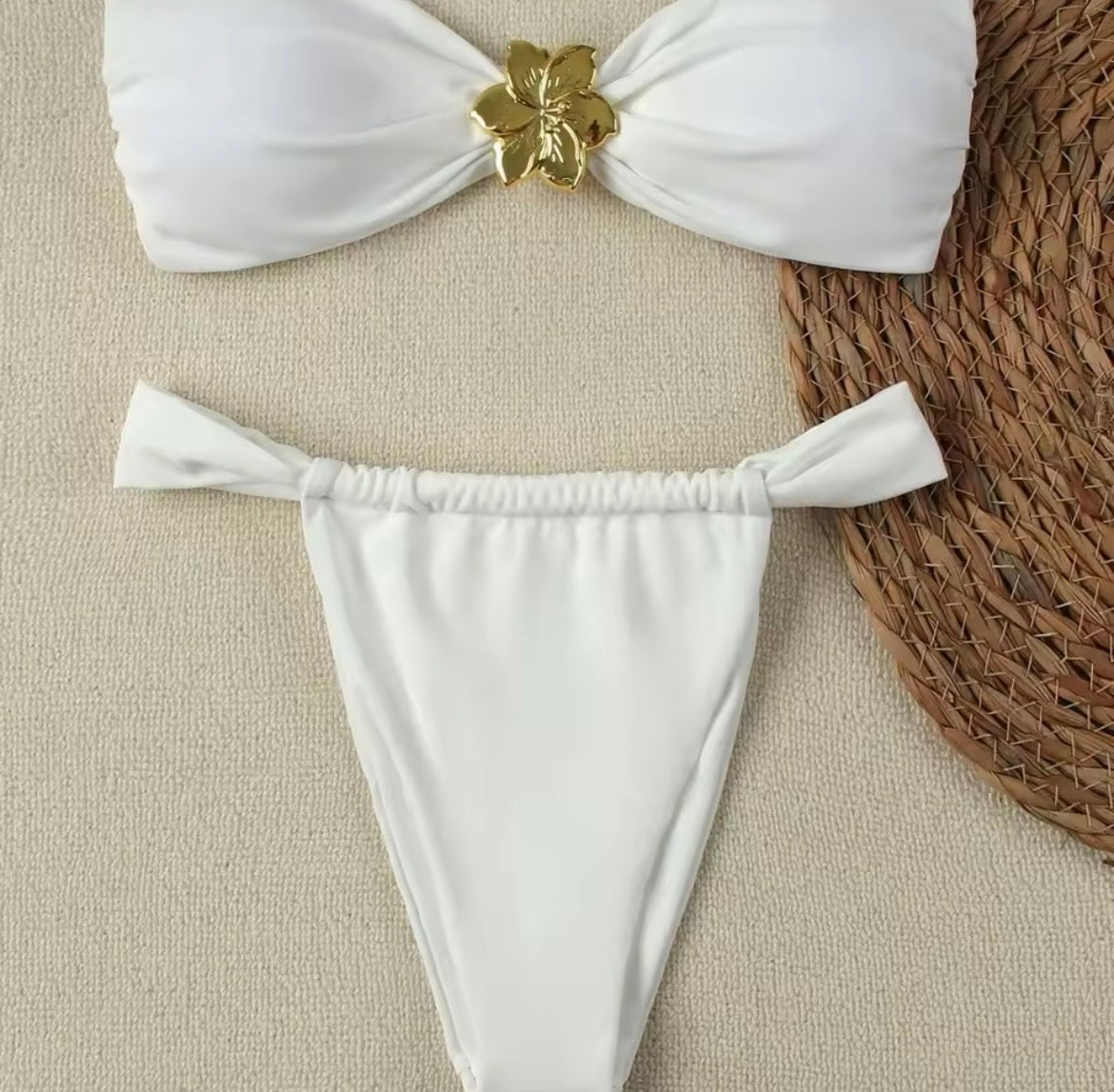 Collection Bikini Signature : Détails Or & Coupes Minimalistes