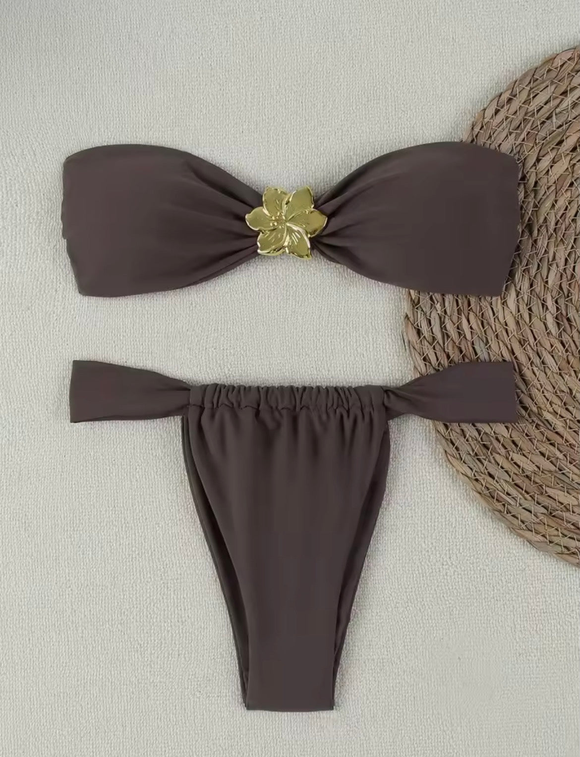 Collection Bikini Signature : Détails Or & Coupes Minimalistes